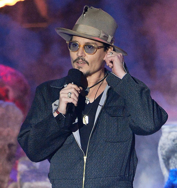 Johnny Depp usa chapéu rasgado para <i>MTV Movie Awards</i>