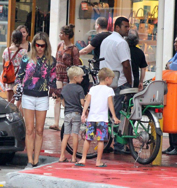 Fernanda Lima e Rodrigo Hilbert levam os filhos às compras