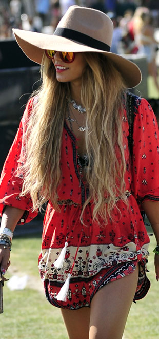 Vanessa Hudgens aparece loira no <i>Coachella</i>