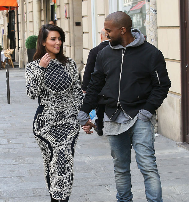 Kim Kardashian exibe cabelo curto e curvas em vestido de pérolas
