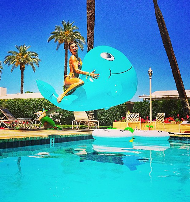 Thaila Ayala brinca com boia gigante em festa na piscina