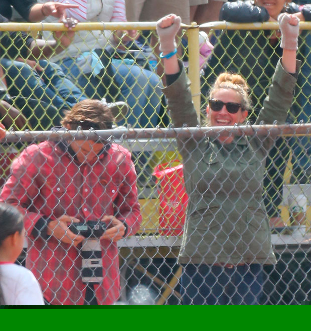 Julia Roberts faz torcida para filho em evento esportivo