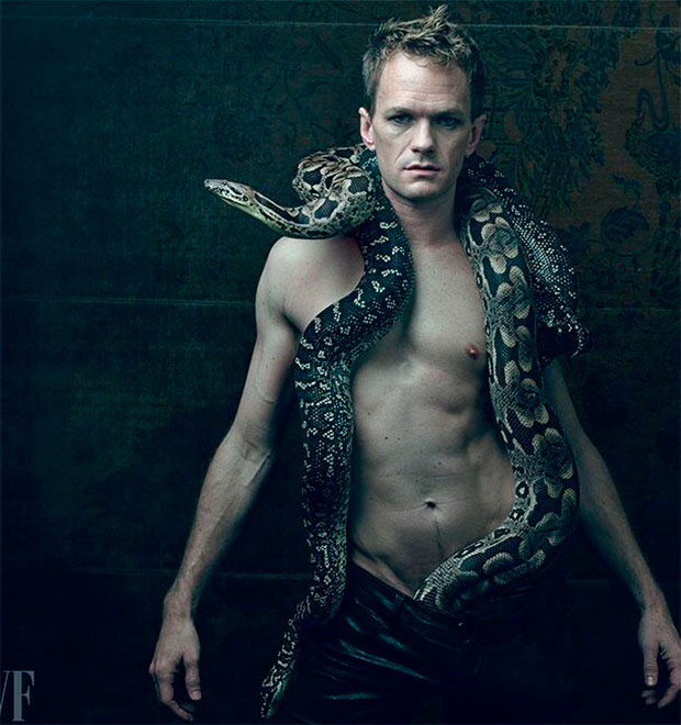 Neil Patrick Harris mostra que não tem medo de cobras em ensaio fotográfico