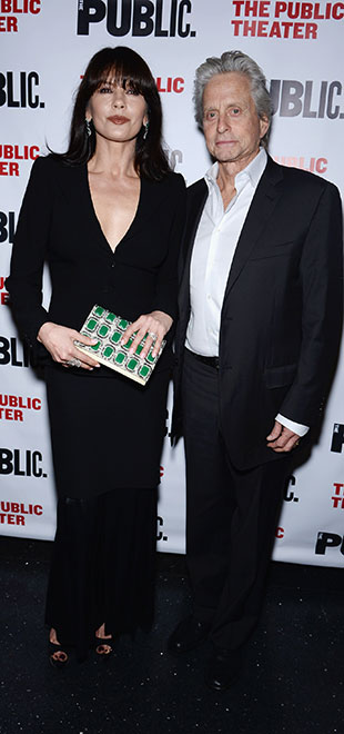 Catherine Zeta-Jones e Michael Douglas vão juntos a peça de teatro