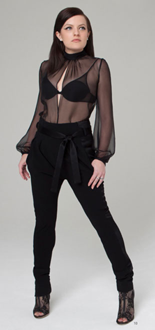 Elisabeth Moss posa com blusa transparente e exibe sutiã em ensaio