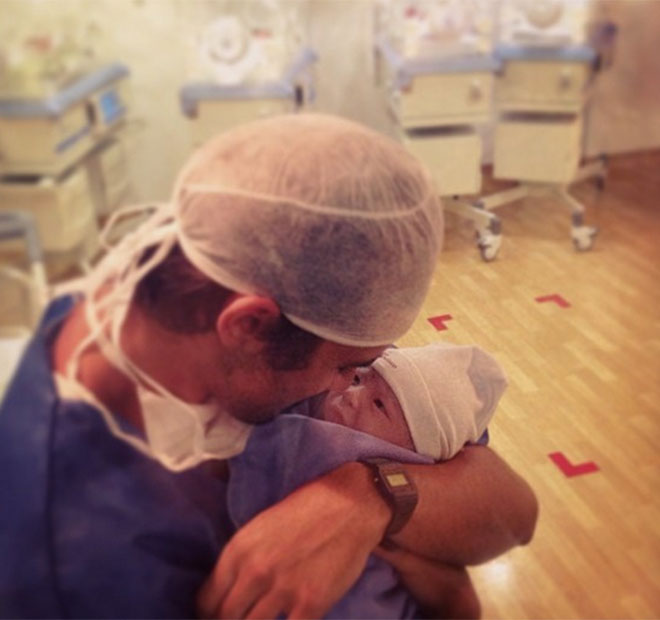 Bruno Gissoni e Rodrigo Simas celebram nascimento do sobrinho