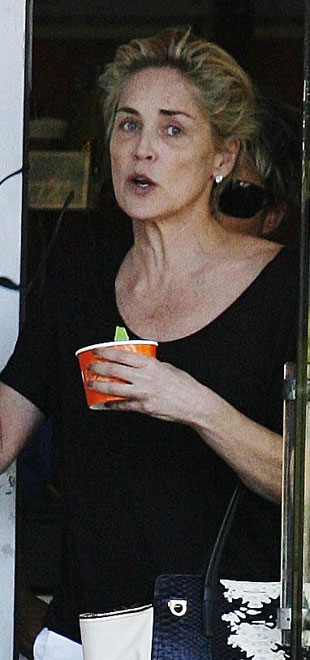 Sharon Stone é flagrada sem maquiagem. Veja!