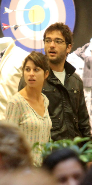 Humberto Carrão passeia no <i>shopping</i> com a namorada