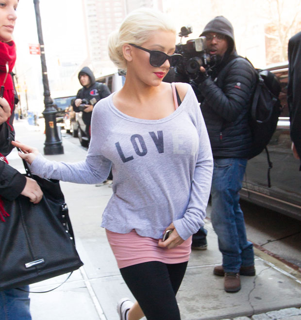 Grávida, Christina Aguilera já exibe barriguinha saliente, veja!