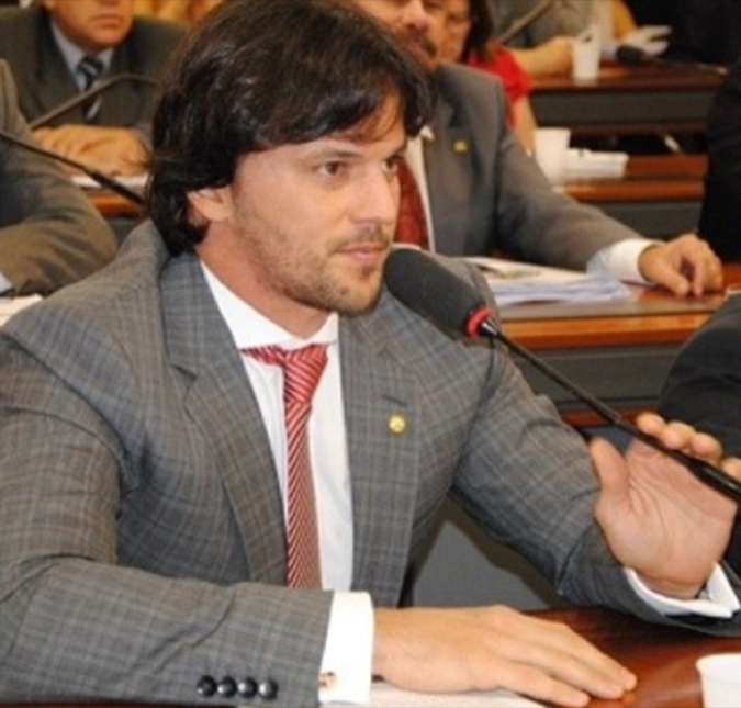 Em 2009, Adriane e o deputado Fábio Faria terminaram o namoro devido à distância e atualmente ele está com Patrícia Abravanel - filha de Sílvio Santos -, com quem é casado e tem três filhos. Patrícia, aliás, já comentou sobre os antigos romances, você viu?