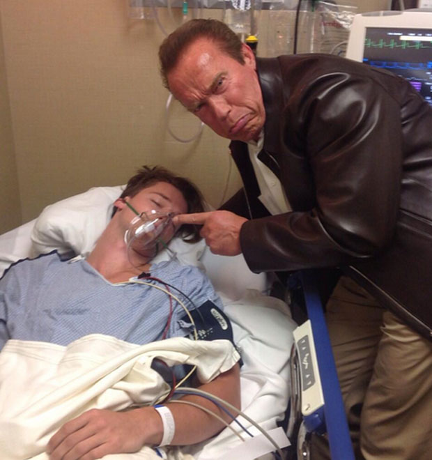 Arnold Schwarzenegger faz careta ao lado do filho desmaiado. Entenda!