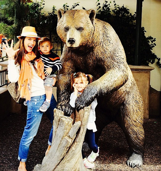 Estilosa, Alessandra Ambrósio posta foto com filhos ao lado de estátua de urso