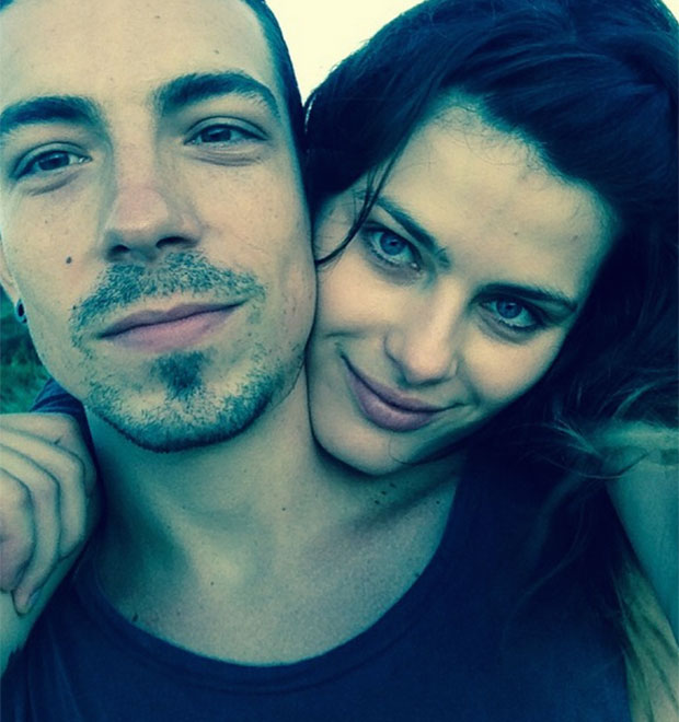 Isabeli Fontana e Di Ferrero caminham no Rio de Janeiro