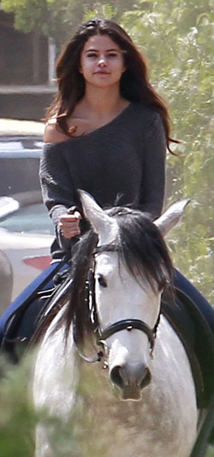 Selena Gomez anda a cavalo em Los Angeles