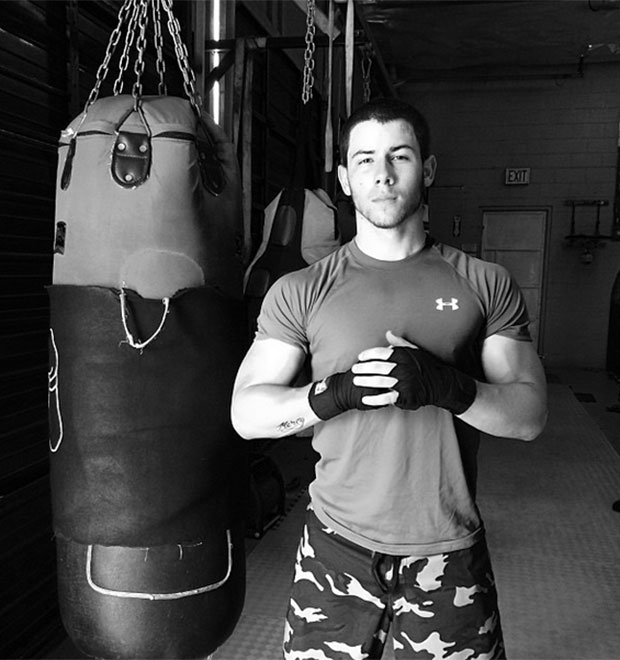 Nick Jonas mostra corpo muito musculoso. Veja!