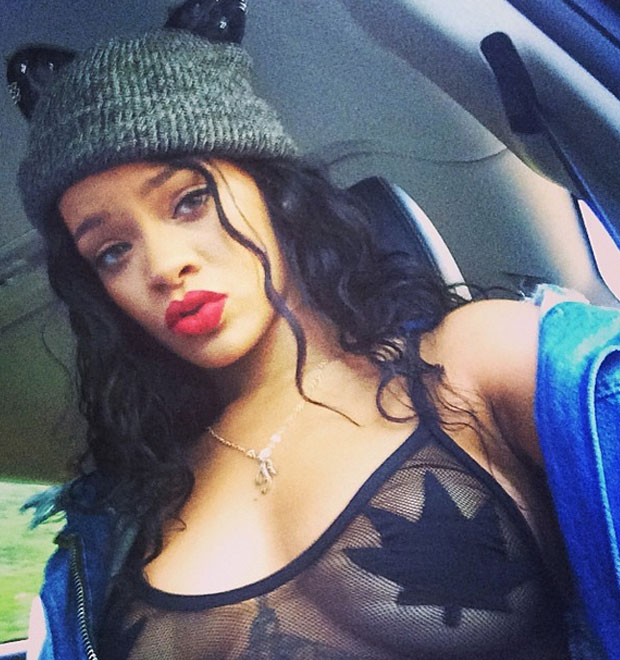 Rihanna quase mostra demais em <i>selfie</i> com roupa transparente