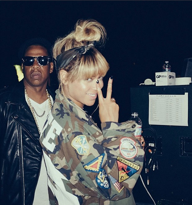 Com estilo militar, Beyoncé curte festival ao lado do marido