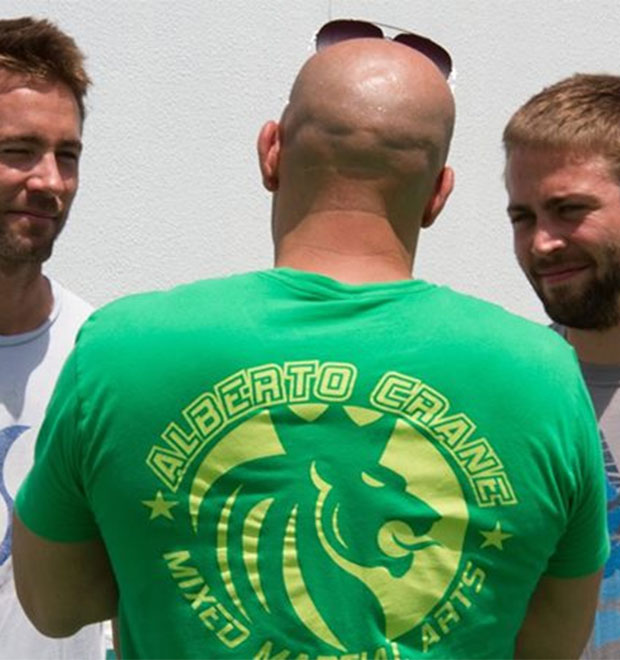 Vin Diesel comenta sobre Paul Walker e posta foto com irmãos do ator