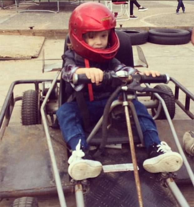 Filho de Adriane Galisteu anda de <i>kart</i>