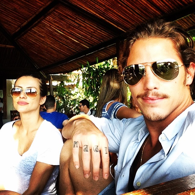 Cleo Pires e Rômulo Arantes Neto posam de óculos escuros para foto