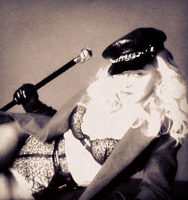 Madonna decide <i>cantar de lingerie</i> e divulga foto sensual. Confira!
