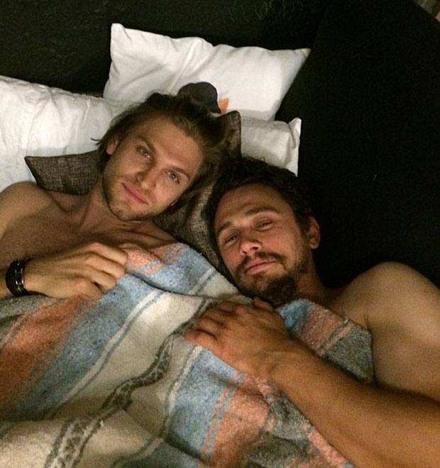 Sem camisa, James Franco posa na cama com ator de <i>Pretty Little Liars</i>