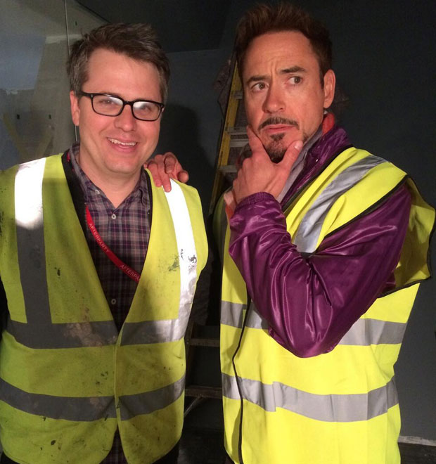 Robert Downey Jr posta foto em set de <i>Os Vingadores 2</i>