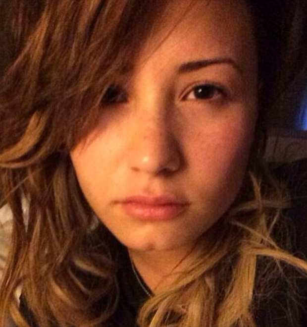 Demi Lovato posta foto sem maquiagem e diz que dormiu até tarde no Brasil