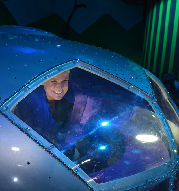 Com direito a nave, Xuxa inaugura casa de festas em São Paulo