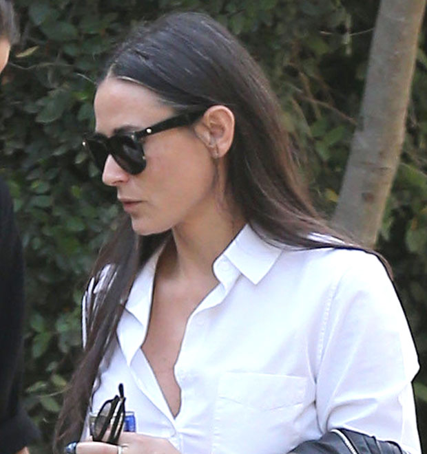 Demi Moore é flagrada fazendo compras e exibe cabelos grisalhos