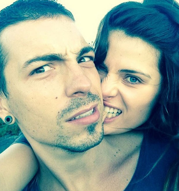 Di Ferrero leva mordida de Isabeli Fontana