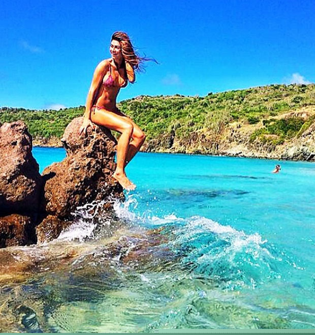 Thaila Ayala exibe corpo malhado em paisagem paradisíaca