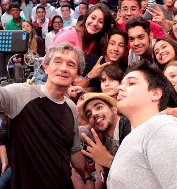 Caio Castro posa para <i>selfie</i> em programa