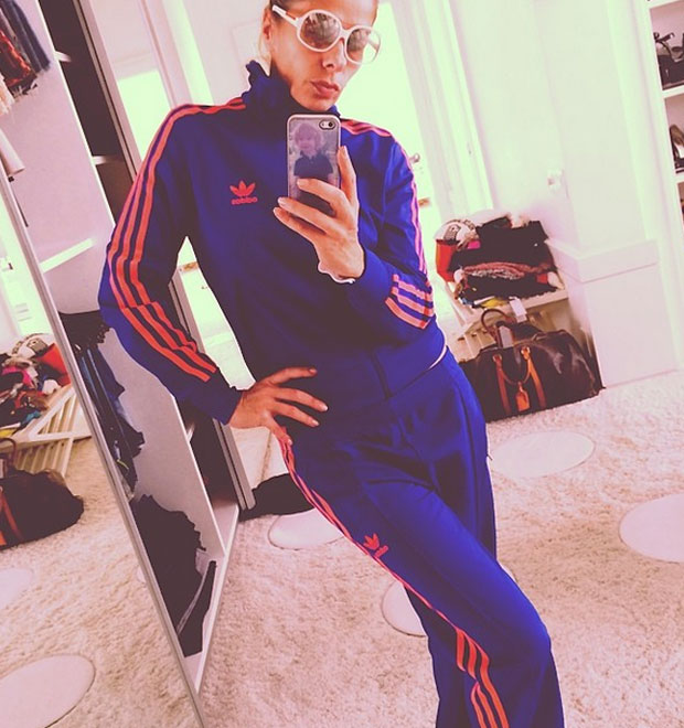 Após internação, Adriane Galisteu posa com <i>look</i> esportivo em rede social