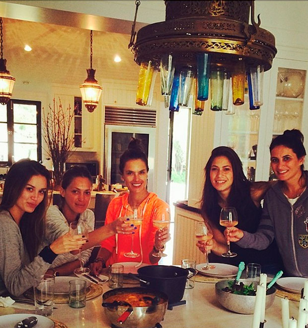 Alessandra Ambrósio come prato típico brasileiro com as amigas