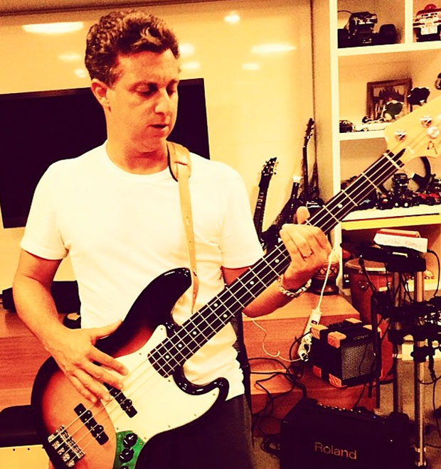 Luciano Huck é clicado tocando instrumento musical