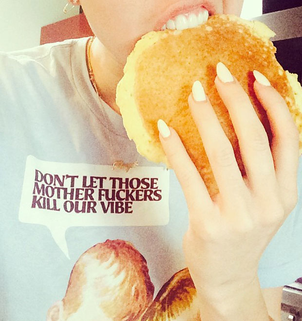 Recuperada, Miley Cyrus posta foto após internação em hospital