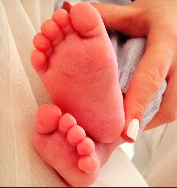 Ana Hickmann posta foto do pezinho do filho e se derrete