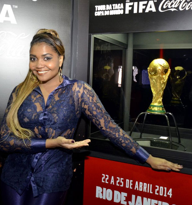 Gaby Amarantos posa ao lado da taça da Copa do Mundo