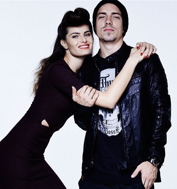 Di Ferrero dá força para Isabeli Fontana durante ensaio fotográfico