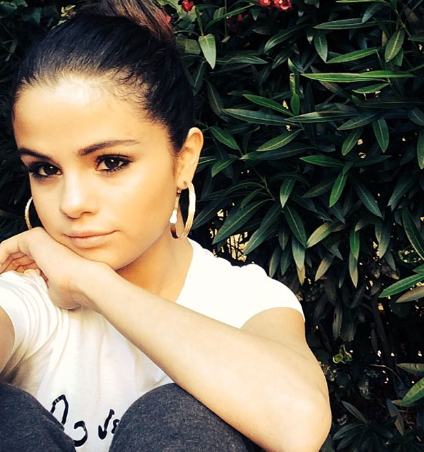 Longe de más influências, Selena Gomez contrata empresário de Katy Perry