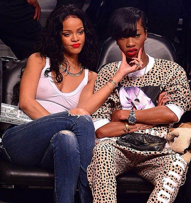 Rihanna assiste a jogo de basquete sem sutiã, veja!