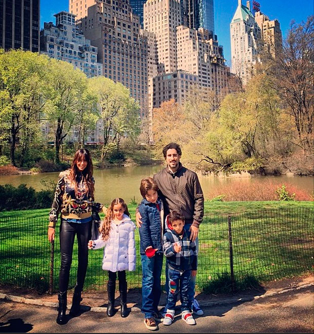 Marcos Mion curte dia ao lado da família em Nova York