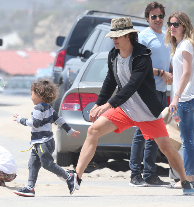 Orlando Bloom brinca com filho em praia