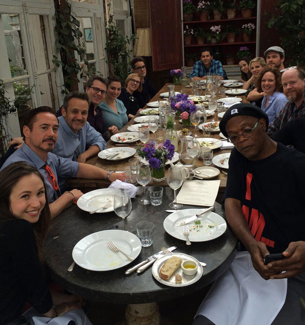 Robert Downey Jr. janta com Scarlett Johansson e Chris Hemsworth