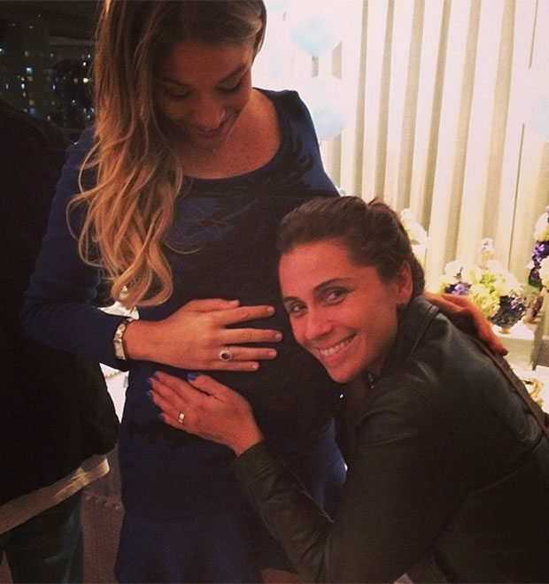Giovanna Antonelli paparica a futura mamãe Luma Costa