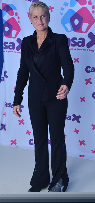 Xuxa diz que não aguenta ficar muito com a bota ortopédica: - <i>É muito ruim</i>