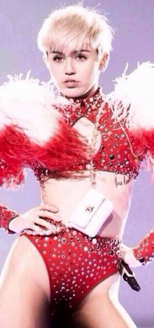Miley Cyrus remarca <i>shows</i> após ser internada e diz que foi envenenada por remédios