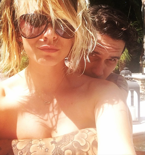 Kaley Cuoco usa o braço cheio de tatuagens do marido como biquíni, entenda!