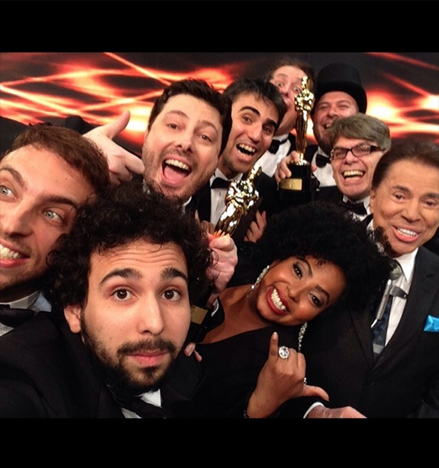 Danilo Gentili e equipe posam para <i>selfie</i> com Silvio Santos